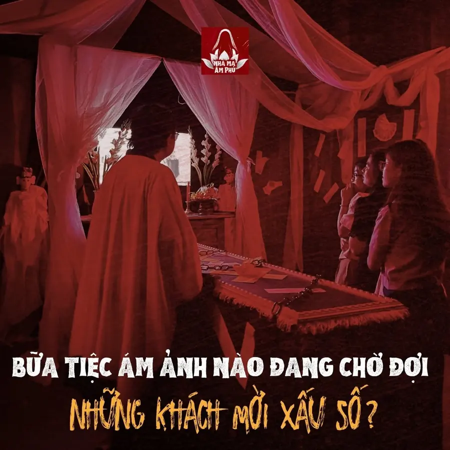 Khách mời bước vào buổi lễ trong Nhà Ma Âm Phủ